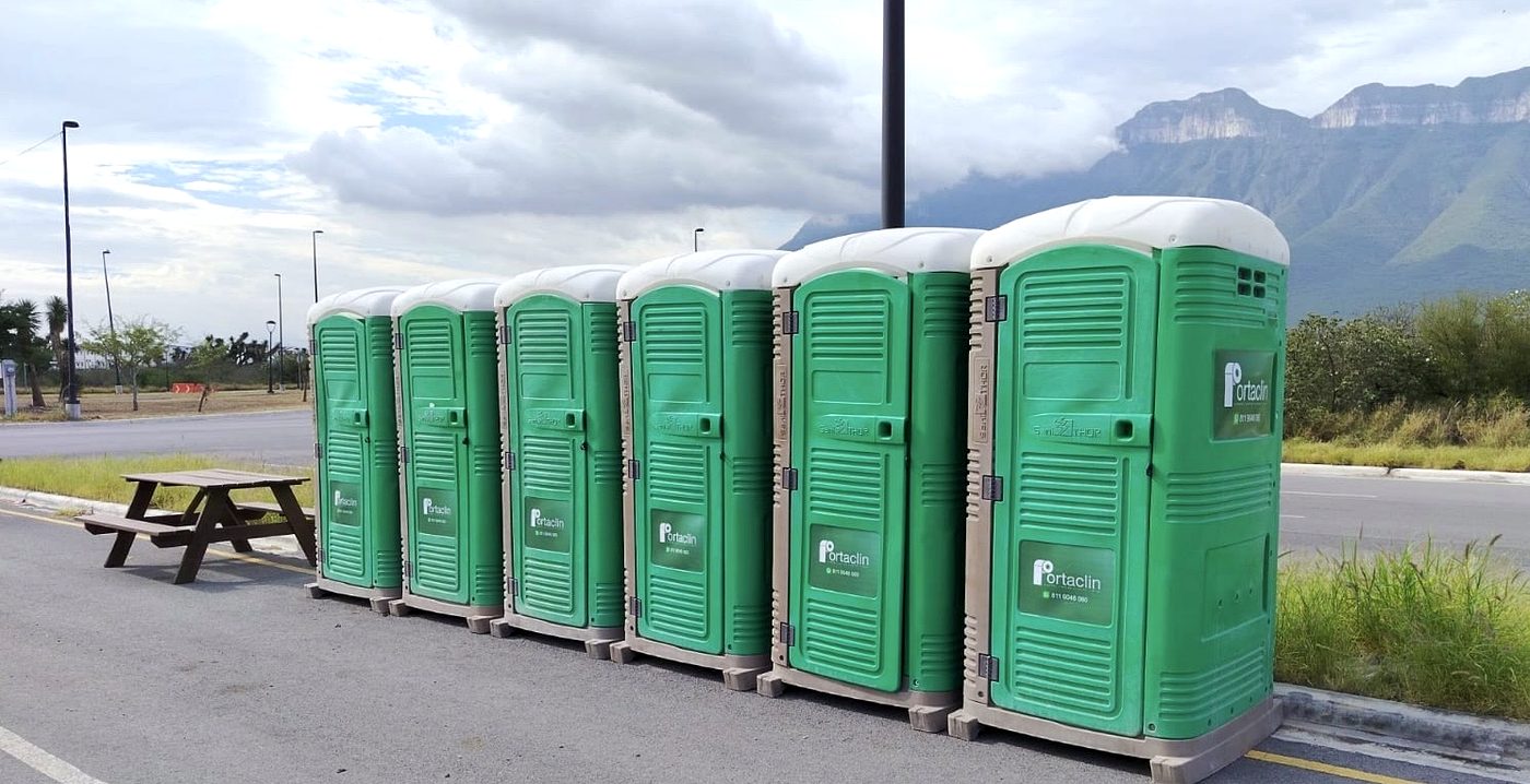 Flota de sanitarios portátiles Portaclin en Monterrey